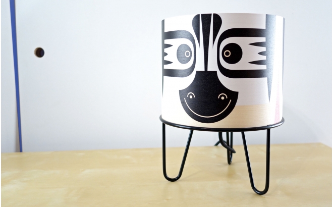 lámpara de mesa infantil Minilum Cebra, madera y metal negro