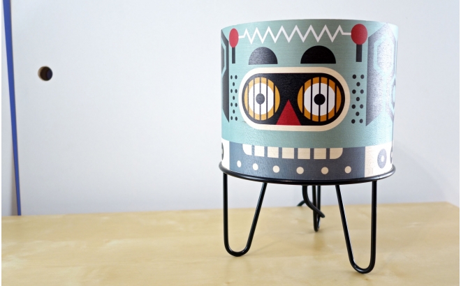 lámpara infantil Minilum Robot, madera y metal negro