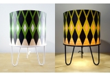 lámpara infantil con motivo geometrico, pantalla de madera y metal