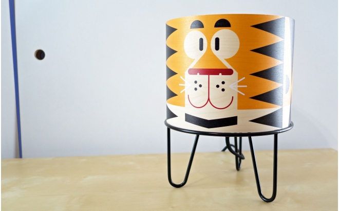 lámpara de mesa infantil Minilum Tigre, madera y metal