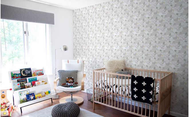 papel pintado infantil de pájaros y follaje gris para habitación bebé o niña