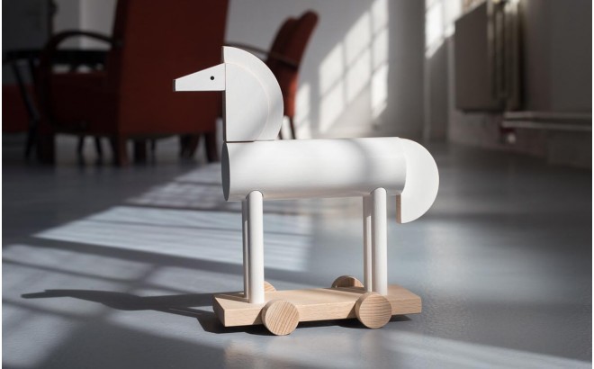 juguete caballo de madera blanco Ortus por Kutulu design