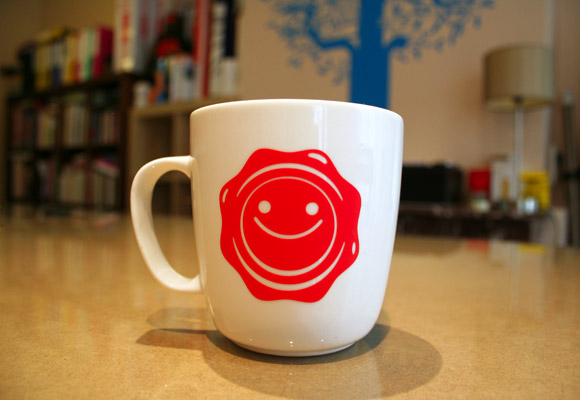 E-GLUE'S HAPPY MUG