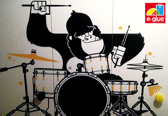 stickers enfants ardoise gorille batteur par le studio E-Glue