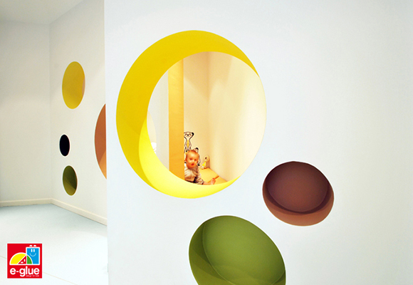 Vinilos Bebés E-Glue, decoraciones de oficina servicio pediatrico por el estudio de arquitectura Block722+