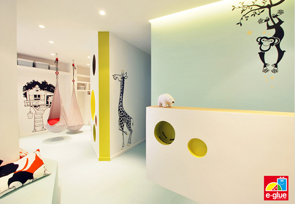 Vinilos Infantiles E-Glue, decoración del oficina servicio pediatrico por Block722+