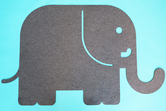 Alfombra elefante de fieltro para dormitorio bebé por E-Glue